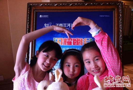 我們和兔寶寶一起賣個萌，比比誰更可愛