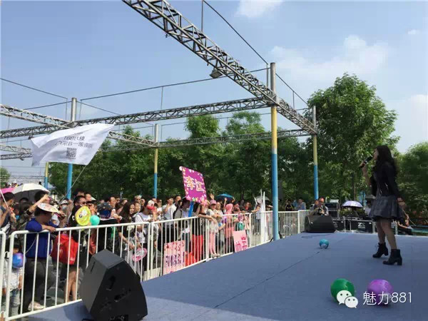 輕輕躍起、優(yōu)美身段，新聞小姐李江