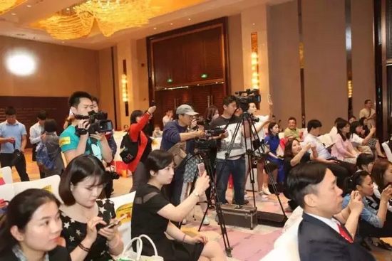 一時相機、攝像機齊閃