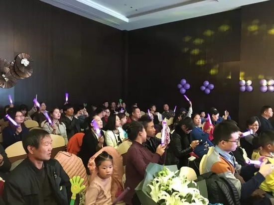 中午13:00多，觀眾陸續(xù)入場