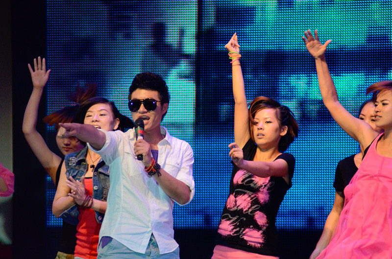 嗨！《我們一起聽歌吧》魅力881河南音樂廣播 DJ帥天 演唱曲目：《找自己》 帥呀！！