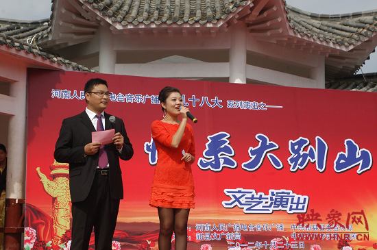 演出現(xiàn)場主持人向老人們表達(dá)節(jié)日的問候。