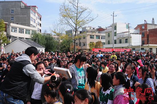 演出現(xiàn)場觀眾積極參與、氣氛熱烈。