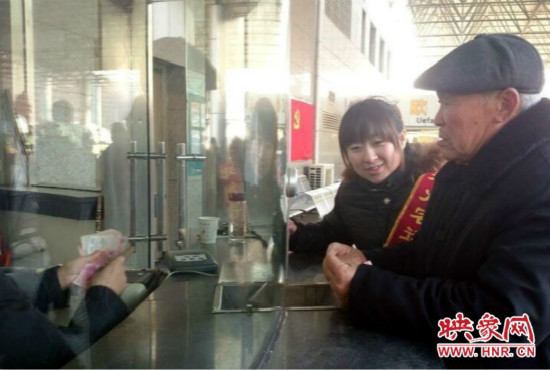 在陳思蕊的積極幫助下，老人順利的買到了發(fā)往合肥的5張車票。