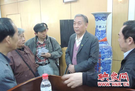 講座結(jié)束后，聽(tīng)眾向戚建莊提問(wèn)。