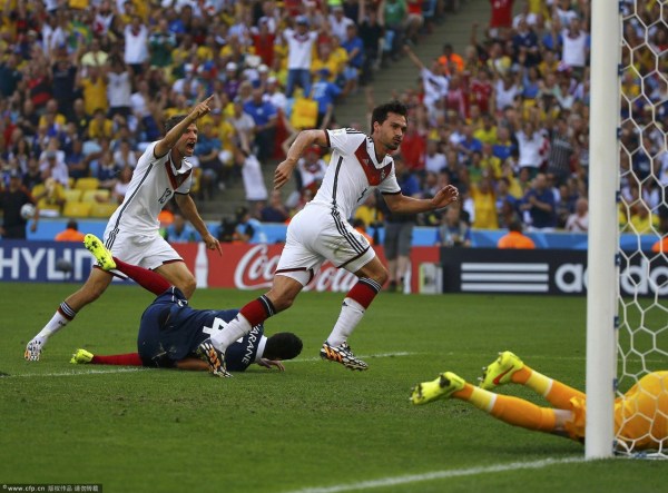 第13分鐘，胡梅爾斯頭球破門