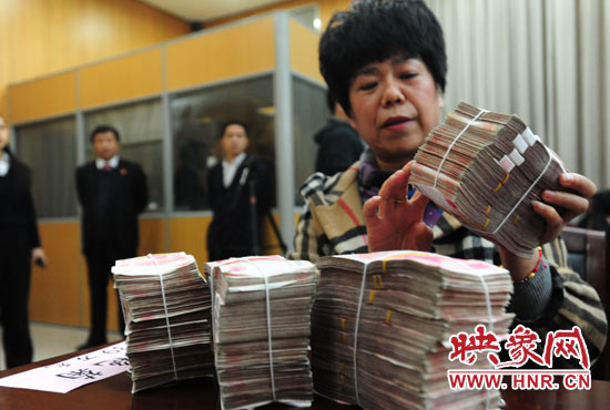 當(dāng)天共發(fā)放執(zhí)行款4110萬(wàn)元。其中，支票4018萬(wàn)元，現(xiàn)金92萬(wàn)元。