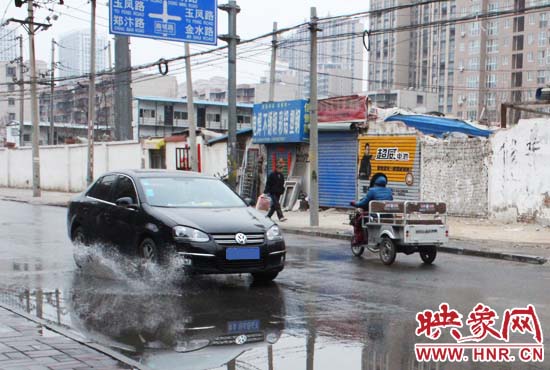 機(jī)動(dòng)車路過，濺起一米多高的水花