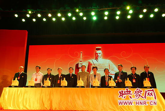 與會(huì)嘉賓一起見(jiàn)證歷史、啟動(dòng)論壇