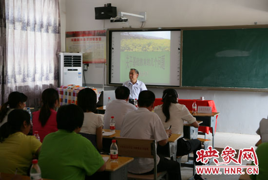 40余名教師認(rèn)真聆聽講座。