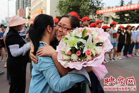 考試結束,考生與家長深情的擁抱