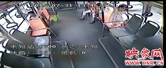 家長(zhǎng)放任小孩在車(chē)廂內(nèi)玩耍，甚至站到座椅上。