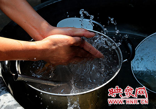 洗碗洗菜對(duì)于雙眼失明的張國敬來說，需要比常人花上更多的時(shí)間。