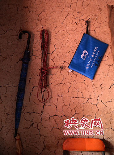 精準(zhǔn)扶貧的暖心服務(wù)袋，被張國敬掛在上墻最醒目的位置。