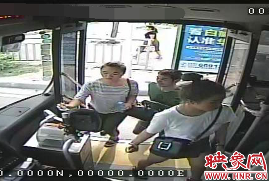 監(jiān)控顯示，竊賊偷女孩手機，公交車長幫忙要回手機。