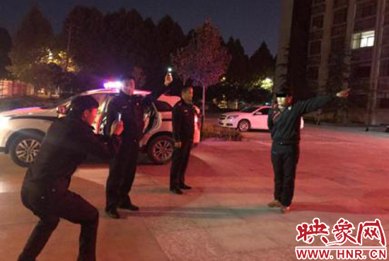 指認(rèn)犯罪現(xiàn)場。