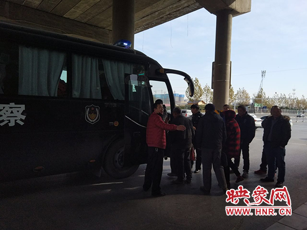 警方調(diào)來車輛，將超載人員轉(zhuǎn)運走