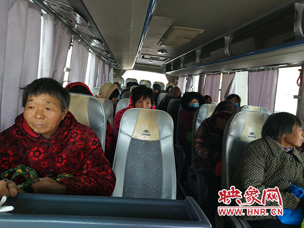 警方調(diào)來車輛，將超載人員轉(zhuǎn)運走