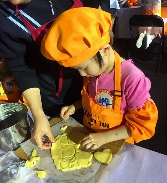 在爸爸媽媽的陪同下，親手制作餅干