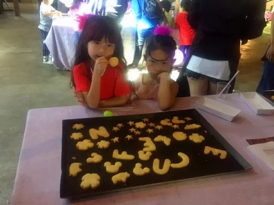 烤制好的餅干，發(fā)揮想象力，畫上美麗的圖案