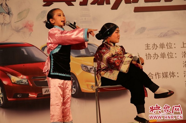 兩個(gè)小演員的表演活潑，惹得觀眾連連叫好。