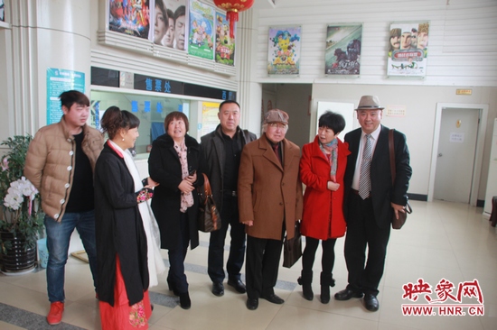 主創(chuàng)人員首映現(xiàn)場(chǎng)合影 主創(chuàng)人員首映現(xiàn)場(chǎng)合影