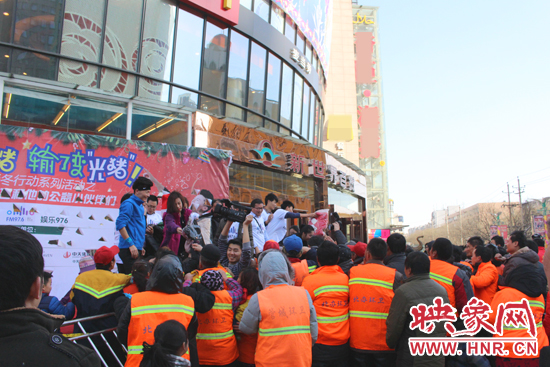 現(xiàn)場(chǎng)向環(huán)衛(wèi)工人發(fā)放溫暖貼心的禮物 現(xiàn)場(chǎng)向環(huán)衛(wèi)工人發(fā)放溫暖貼心的禮物