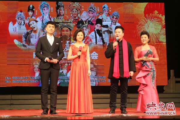 戲迷春晚主持人月陽（右二）、李亞楠（右一）、王巖（左二）、王曉凡（左一）