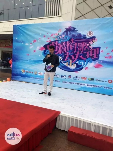 路飛冒雨主持，心中火熱的根本不需要雨傘啦！