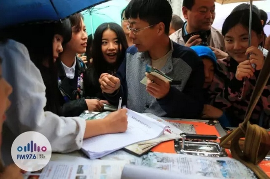 現(xiàn)場(chǎng)觀眾被臺(tái)上的浪漫氣氛感染，紛紛報(bào)名參加現(xiàn)場(chǎng)表白。