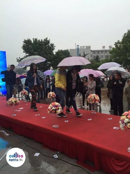 　　好友從屏幕后面走出來(lái)，他們特意從陜西、平頂山趕來(lái)為兩人送出祝福。