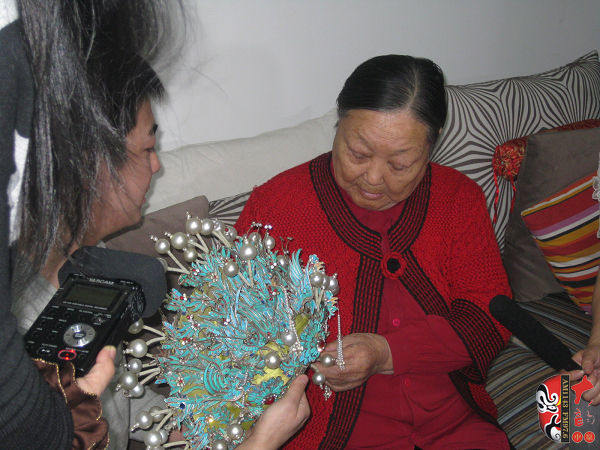 又看到梅蘭芳送給自己的鳳冠,老太太很激動(dòng) 又看到梅蘭芳送給自己的鳳冠,老太太很激動(dòng)