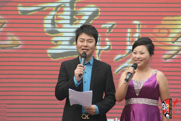 活動由著名戲曲節(jié)目主持人，河南電臺戲曲廣播當家小生月陽（左）戲曲廣播《票友排行榜》主持人丁蘭（右）主