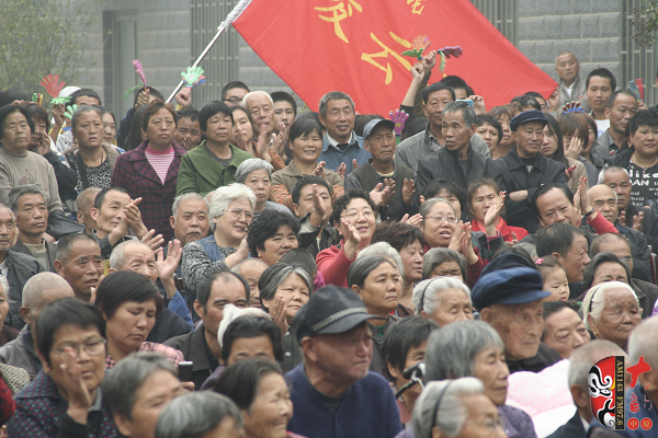 現(xiàn)場不但有敬老院的老人們，還擠滿了鄭州市的很多戲迷朋友