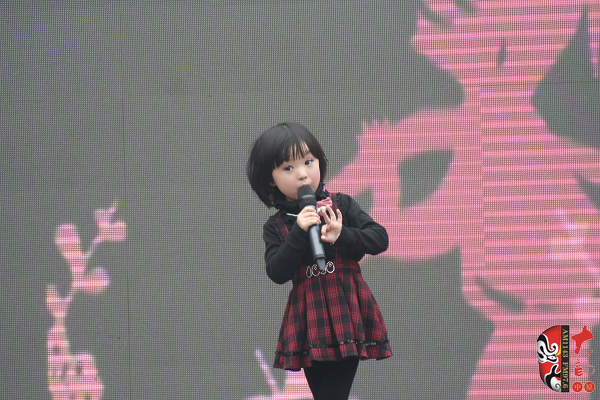 河南電視臺《梨園春》明星小擂主、河南軒逸少兒藝術(shù)培訓(xùn)中心張楚怡演唱豫劇《抬花轎》選段“從今后不當那老