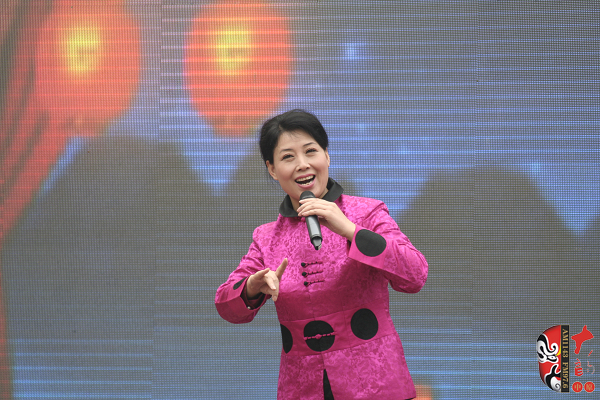 著名曲劇表演藝術(shù)家、中國戲劇梅花獎獲得者方素珍演唱曲劇《風(fēng)雪配》選段“今日是我出閨的前一天晚上”