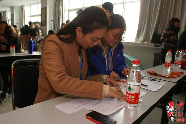 河南電臺戲曲廣播工作人員在緊張的統(tǒng)計選手分數(shù)