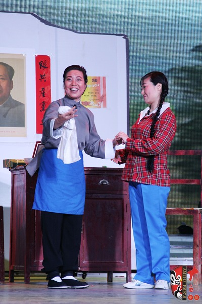 第三場(chǎng)，河南電臺(tái)戲曲廣播總監(jiān)木子（左）飾栓保娘，《梨園星秀場(chǎng)》《有你就有戲》主持人媛媛（右）飾銀環(huán)