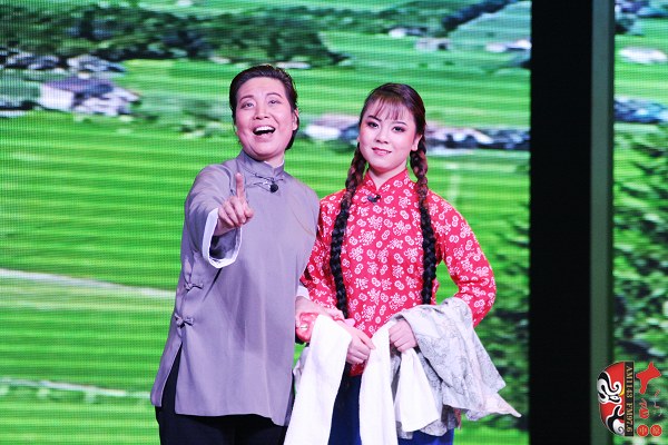 第九場(chǎng)，河南電臺(tái)戲曲廣播總監(jiān)木子（左）飾栓保娘，素雅青年豫劇團(tuán)劉帥毅（右）飾銀環(huán)