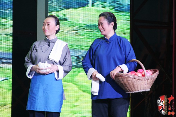 第七場(chǎng)，河南電臺(tái)戲曲廣播副總監(jiān)、中國播音主持金話筒獎(jiǎng)獲得者張彤（左）飾栓保娘