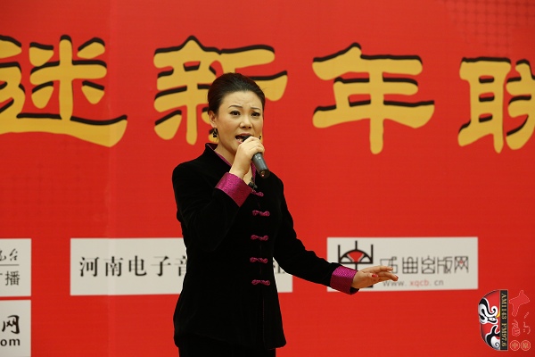 戲曲廣播主持人王唯、曉琴、丁蘭、李鋮及鄭州市曲劇團優(yōu)秀演員張娜共同表演的小品《賣鞋》