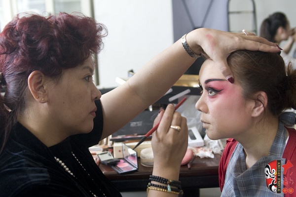 在演出現(xiàn)場化妝的李衛(wèi)紅 在演出現(xiàn)場化妝的李衛(wèi)紅