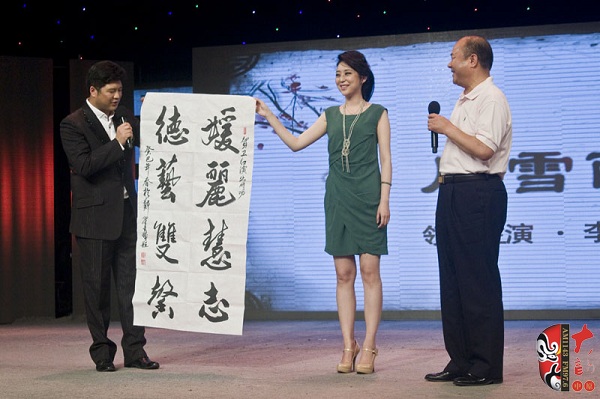 美國商會河南分會會長、豫劇名票翟金城先生親自揮毫增字祝賀并當(dāng)場即興演出 美國商會河南分會會長、豫劇名票翟金城先生親自揮毫增字祝賀并當(dāng)場即興演出