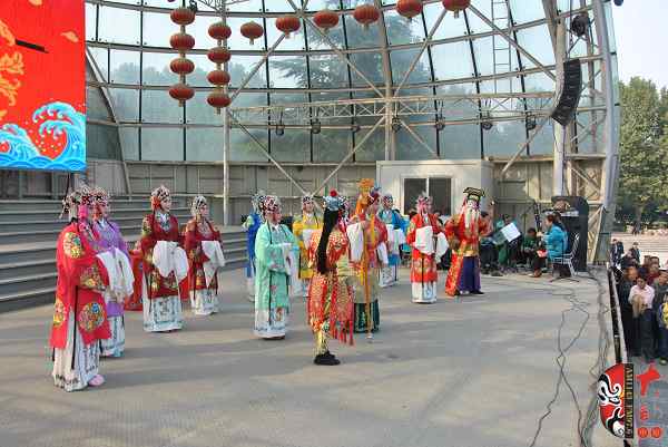 鄭州市戲迷協(xié)會(huì)表演豫劇《五世請纓》“壽堂”片段