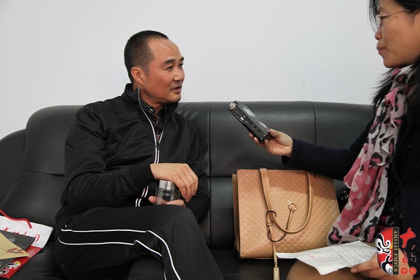 主演楊帥學(xué)排練間隙接受記者曉雪采訪(fǎng)