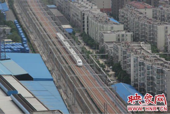 4日上午8點(diǎn)10分，隨著一聲汽笛長鳴，一列“子彈頭”列車緩緩駛出鄭州車站。