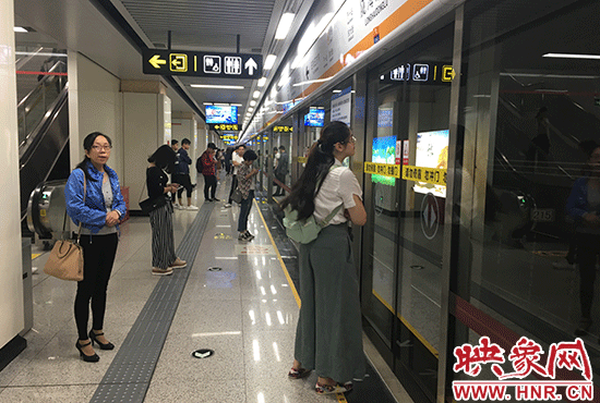 鄭州地鐵站內(nèi)寬松站外排隊(duì) 鄭州地鐵站內(nèi)寬松站外排隊(duì)