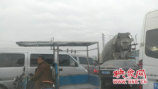 早高峰時(shí)路口各類車輛擠在一起 早高峰時(shí)路口各類車輛擠在一起