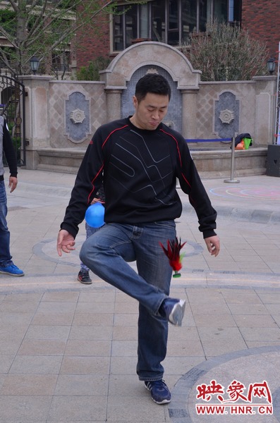 說(shuō)是比賽，其實(shí)就是活力的釋放，就是開(kāi)心的海洋，丟沙包、踢毽子、三人四足、滾鐵環(huán)等項(xiàng)目