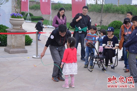 當(dāng)然啦，也有小天使現(xiàn)場(chǎng)跟爸比罷工的，就是不跳，弄的爸爸也哭笑不得。